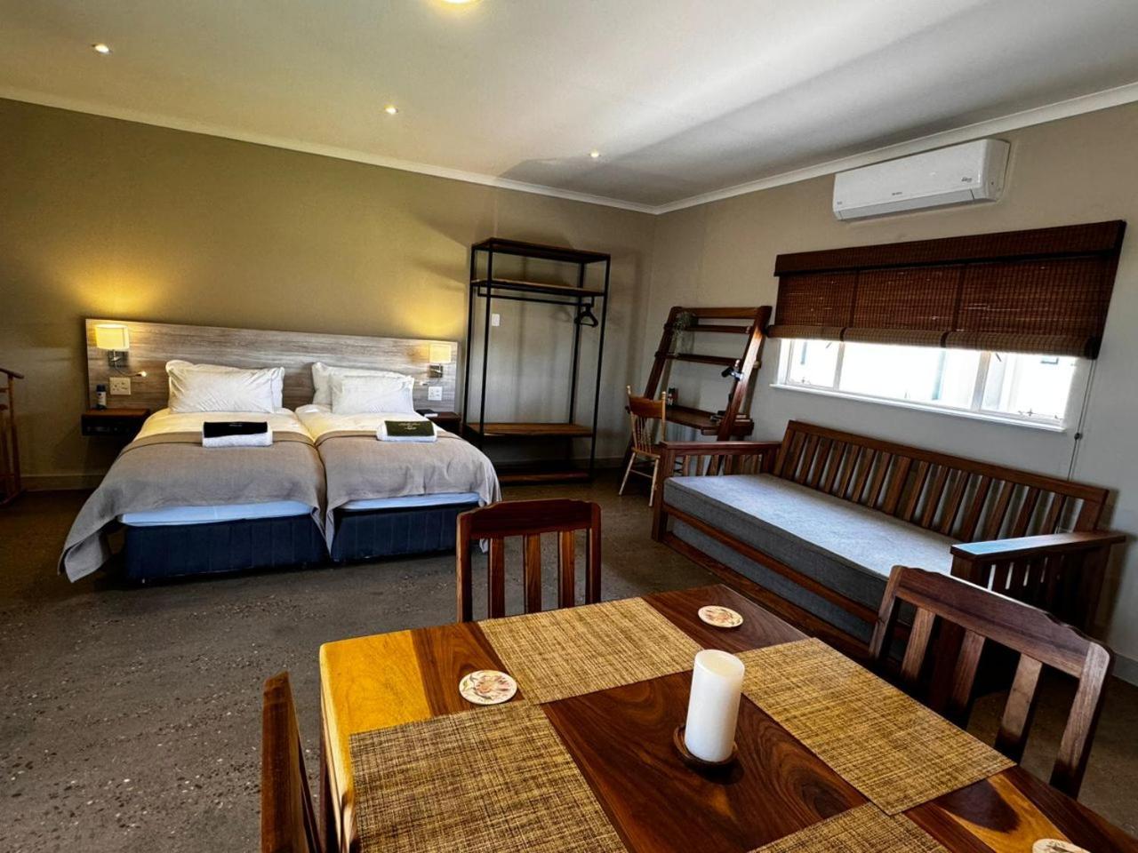 Flying Ostrich Guesthouse & Self-Catering Accommodation 마리엔탈 외부 사진